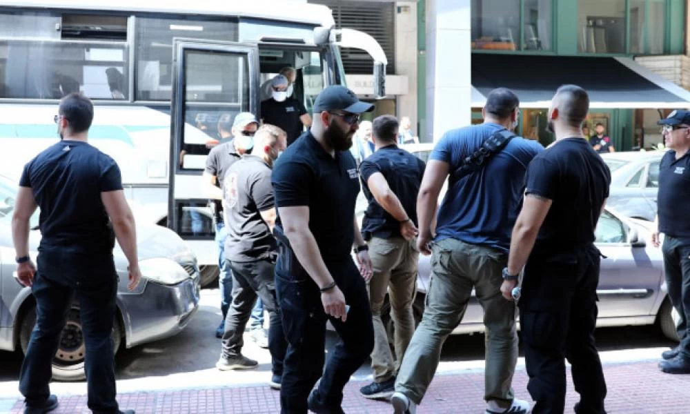 Κύκλωμα εκβιαστών στον Πειραιά: Οι απειλές με τα οστεοφυλάκια, οι εμπρησμοί και ο «θείος»